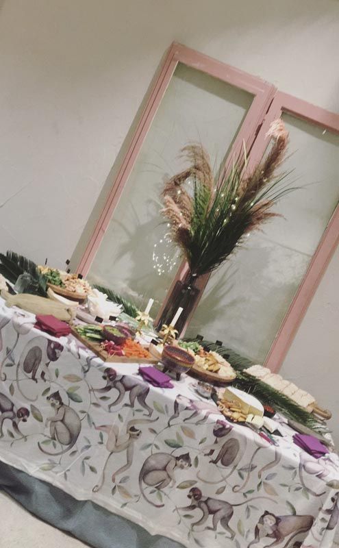 Mesa de catering con centro de mesa en Madrid