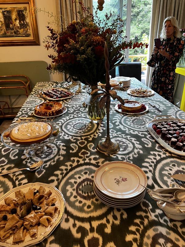 Mesa elegante para evento con catering