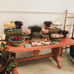 Mesa de madera con catering en Madrid