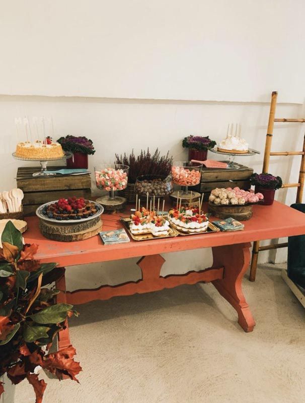 Mesa de madera con catering en Madrid