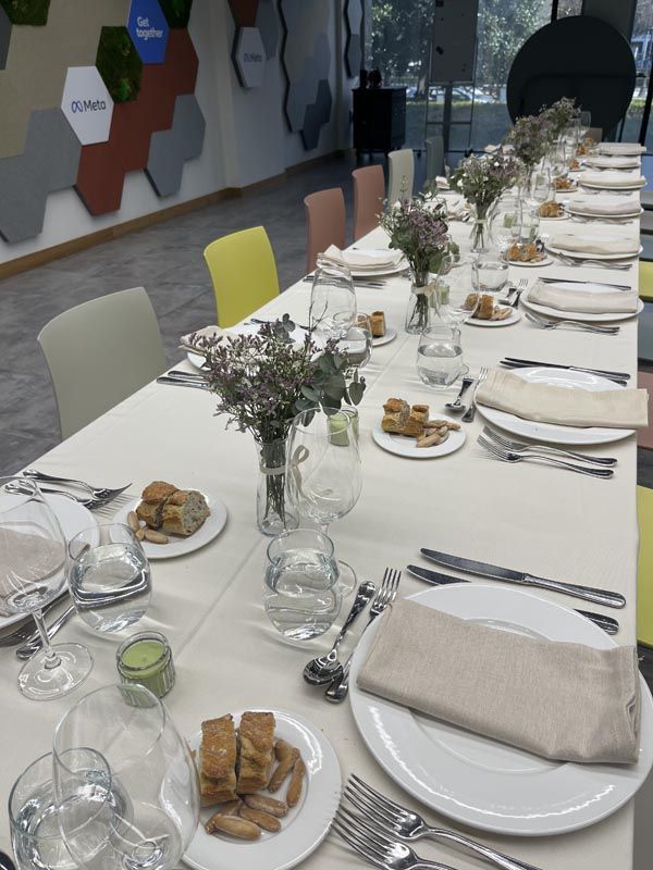 Mesa de invitados para evento con catering