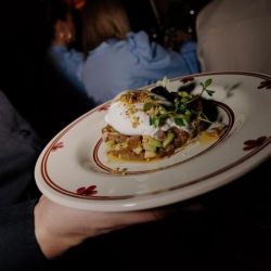 Camarero sirviendo un plato en un evento