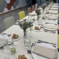 Mesa de invitados para evento con catering
