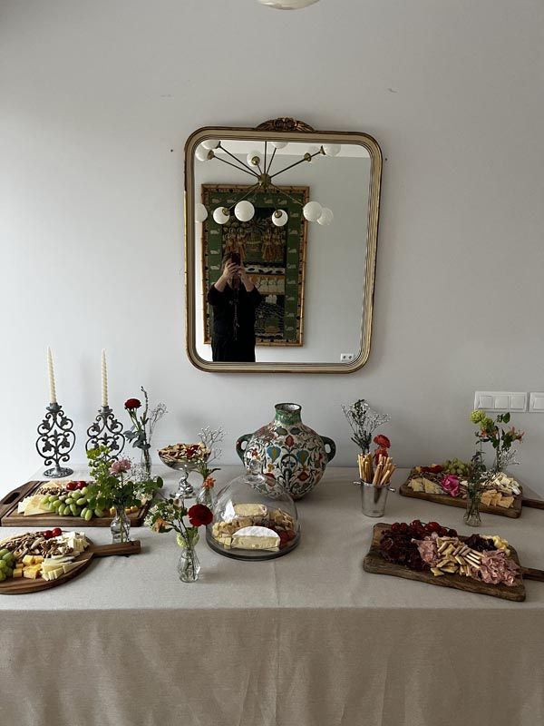 Mesa preparada para celebración con catering