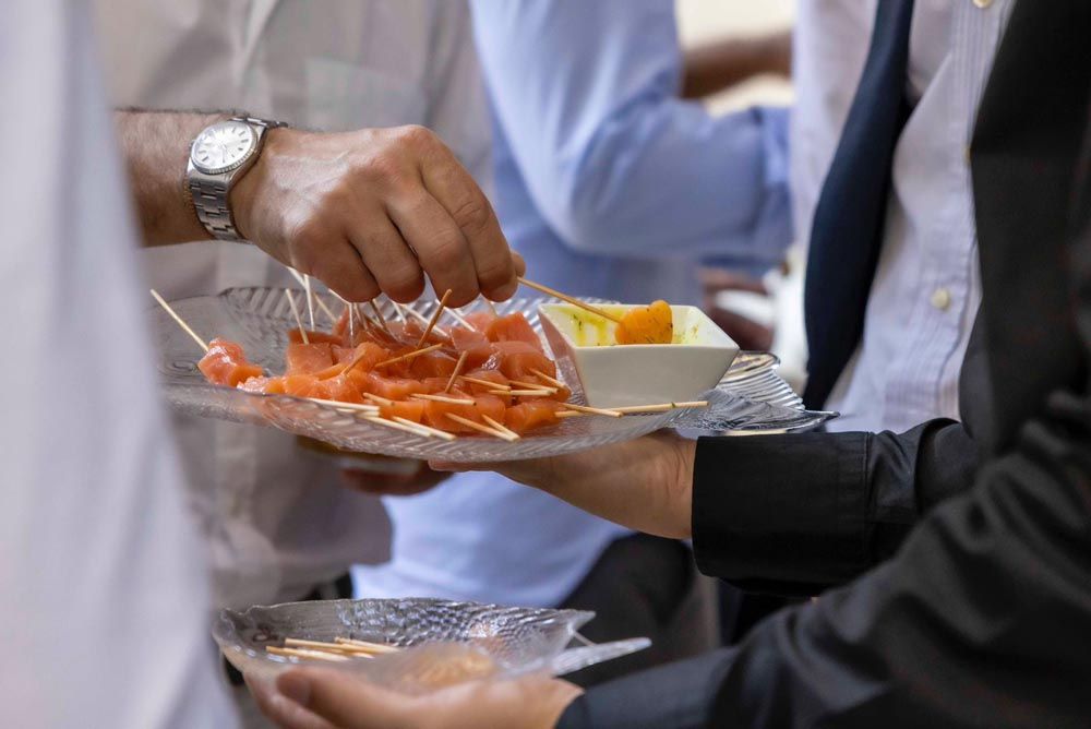 Invitados disfrutando de un pincho en un evento
