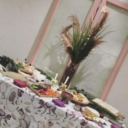 Mesa de catering con centro de mesa en Madrid
