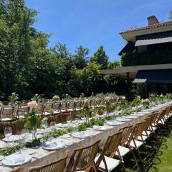 Mesa exterior para evento con catering en Madrid