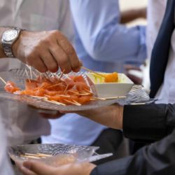 Invitados disfrutando de un pincho en un evento