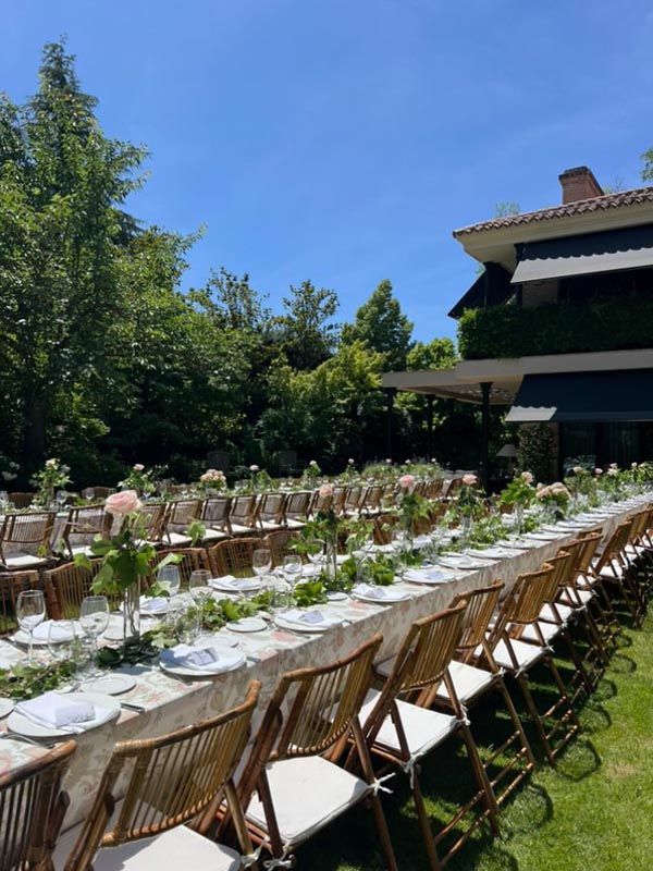 Mesa exterior para evento con catering en Madrid
