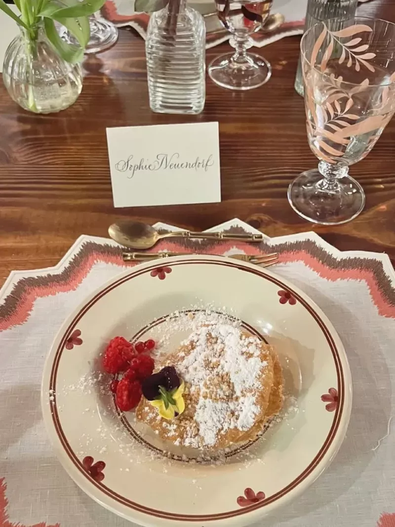 postre emplatado en mesa