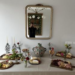 Mesa preparada para celebración con catering