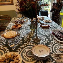 Mesa elegante para evento con catering